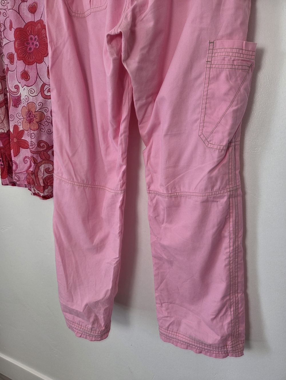 Koi By Kathy Peterson Scrub Set Pink Floral Cargo Pants Medical Nursing M/L - Picture 15 of 15